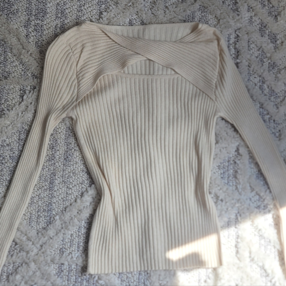 White long sleeve with twist